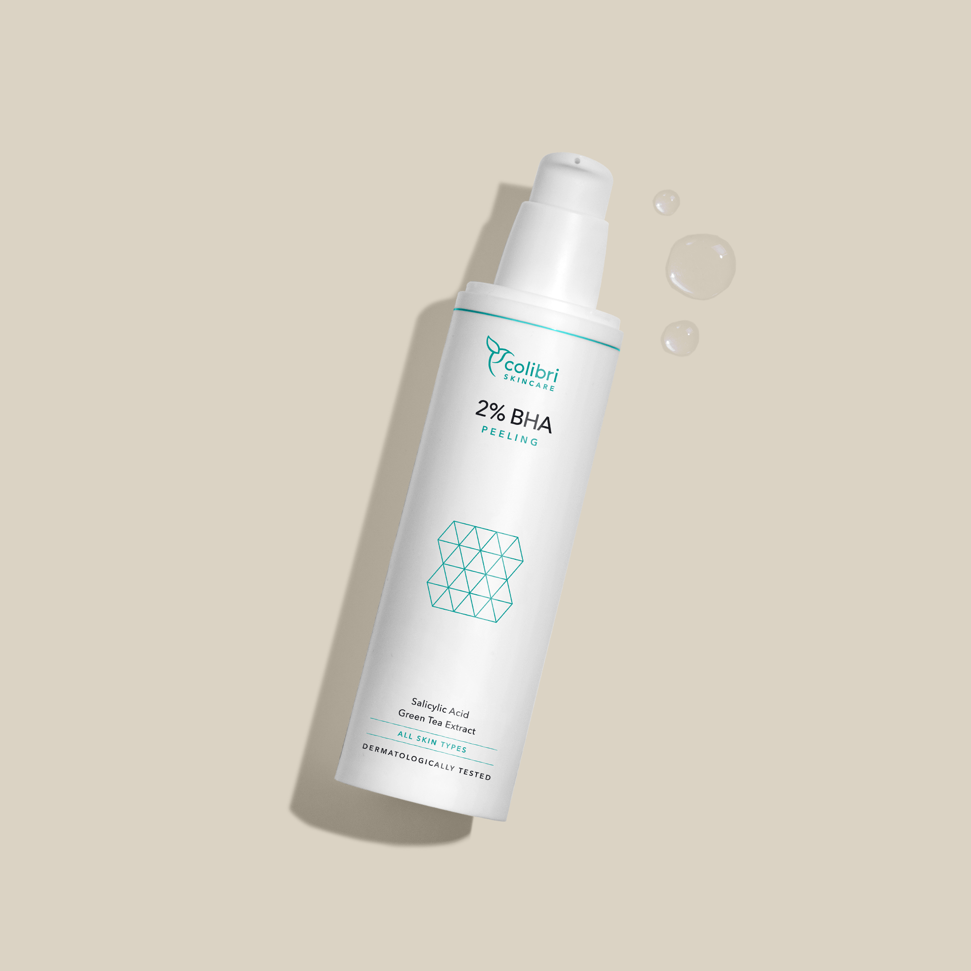 Weißes Fläschchen mit Colibri Skincare 2% BHA Peeling auf beigem Hintergrund, daneben Flüssigkeitstropfen.