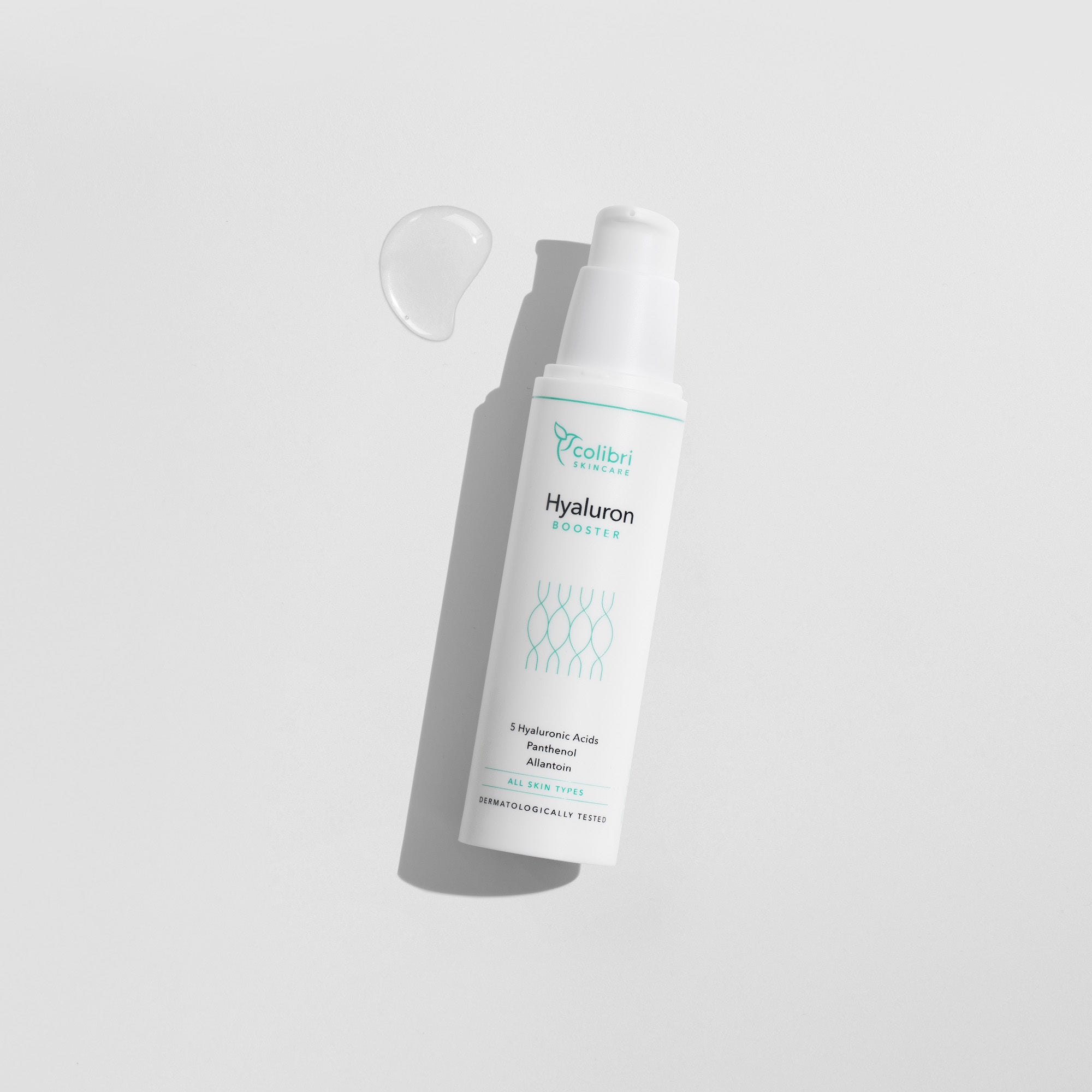 Flasche eines Hyaluron-Boosters mit einer Gelprobe auf weißem Hintergrund.