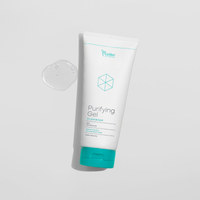 Tube mit Reinigungs-Gel auf hellem Hintergrund, daneben ein kleiner Tropfen Gel.