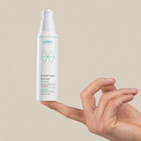 Advanced Barrier Booster Flasche balanciert auf einem Finger
