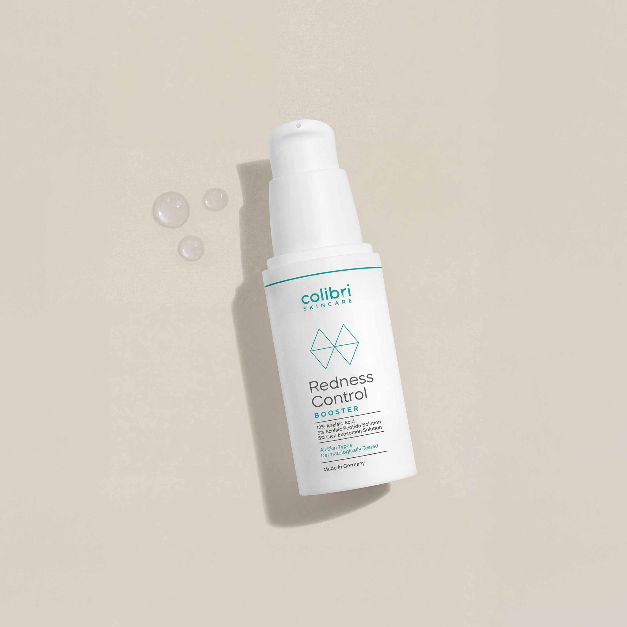 Flasche des Redness Control Boosters von colibri skincare mit klaren Tropfen des Produkts