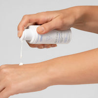 Inhalt des Rich Care Moisturizers, der auf eine Hand gegeben wird