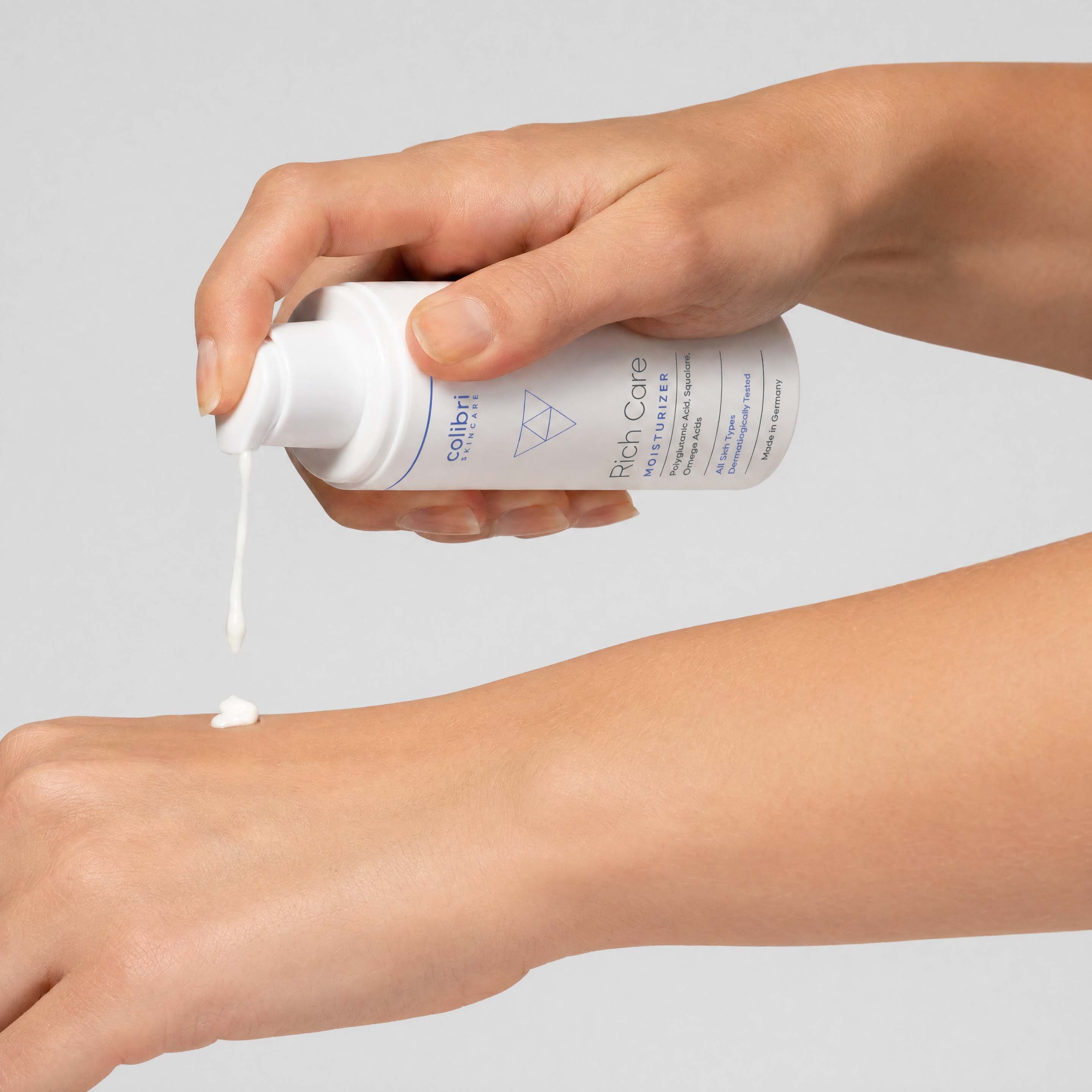 Inhalt des Rich Care Moisturizers, der auf eine Hand gegeben wird