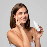 Person mit Klecks auf der Wange vom Rich Care Moisturizer