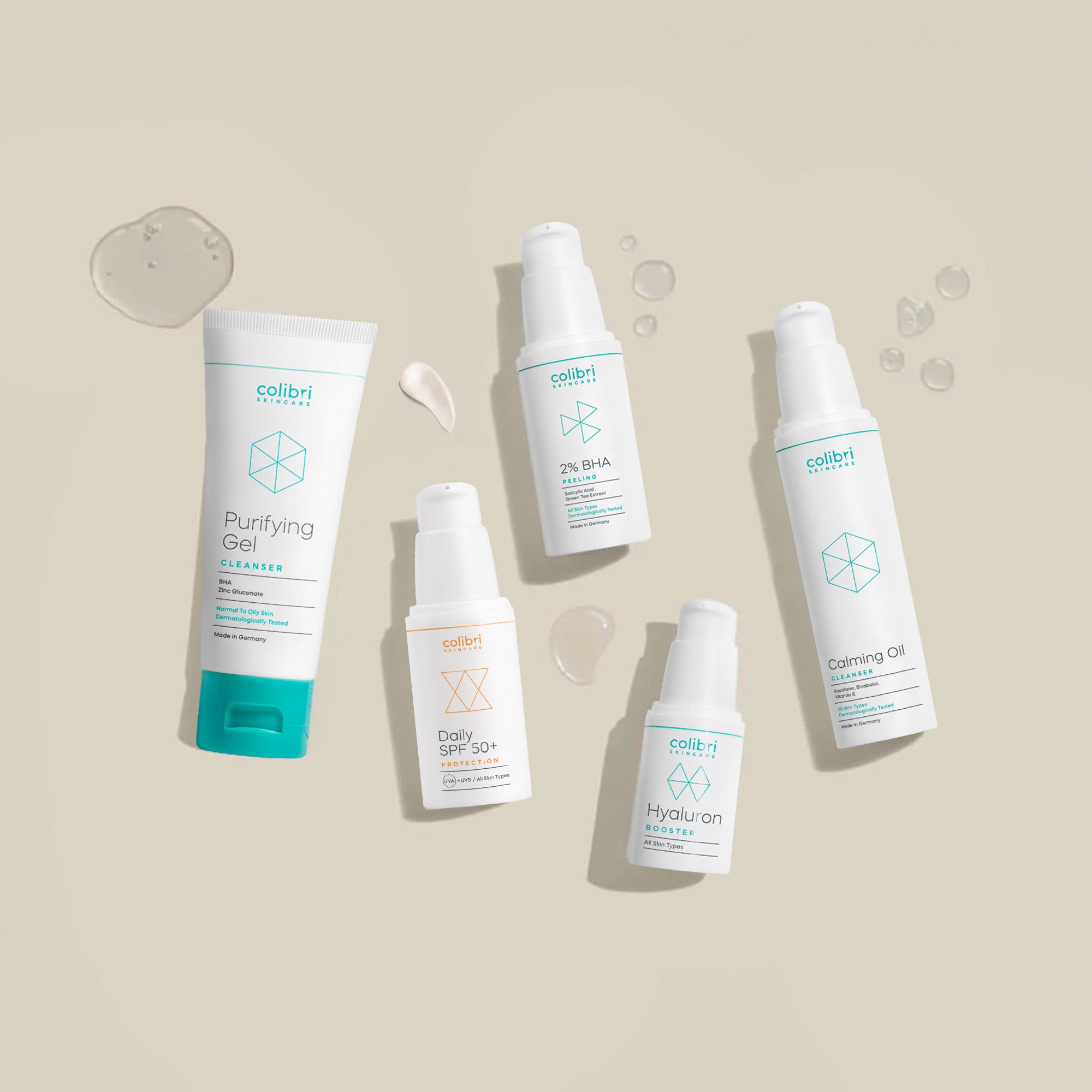 Travel Set mit liegenden Flaschen und Produktklecksen