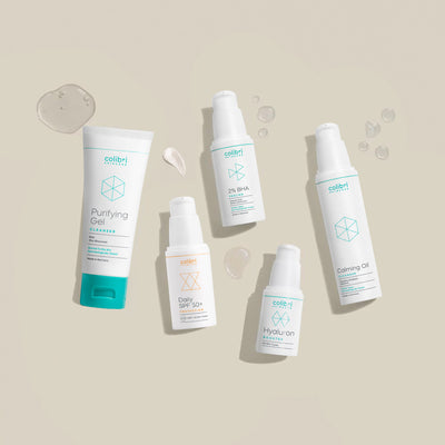 Travel Set mit liegenden Flaschen und Produktklecksen