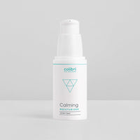 Weiße Flasche mit Pumpverschluss für "Calming Moisturizer" von Colibri Skincare, geeignet für alle Hauttypen.