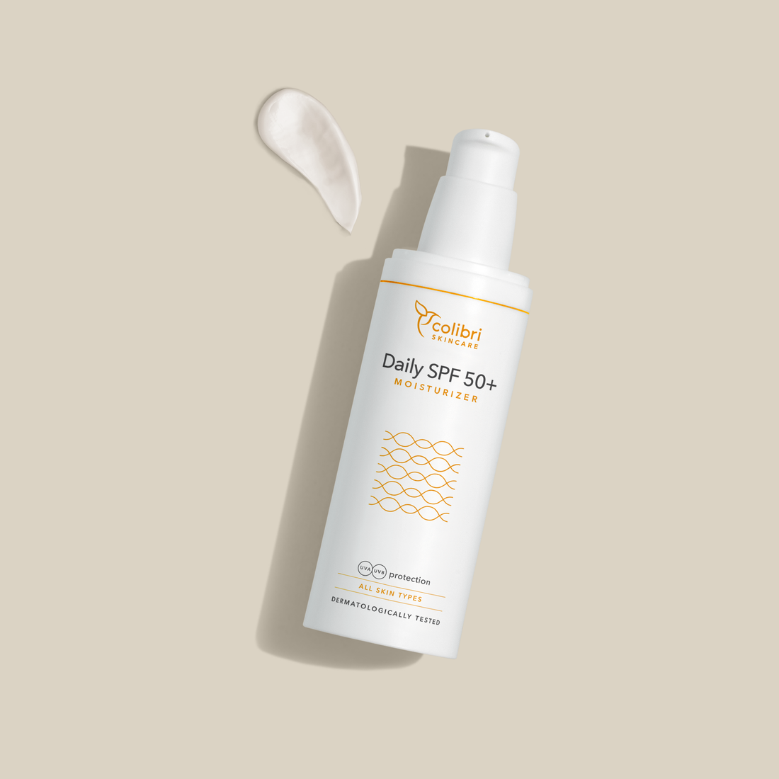Flasche eines Feuchtigkeitscremes mit SPF 50+ auf beigem Hintergrund, daneben ein Klecks der Creme.