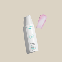 Weißer Spender einer Hautpflegeserie mit Aufschrift "Pigment Control" neben einem rosa Cremeklecks auf beigem Hintergrund.