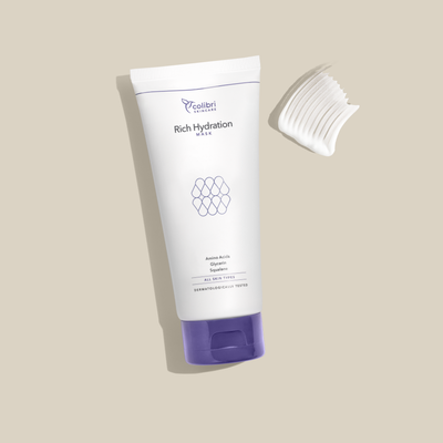 Eine Tube "Rich Hydration Mask" von Colibri SkinCare vor beigem Hintergrund, daneben aufgetragene Maske.